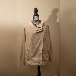 Chicos size 4 (XXL US) Asymmetrical Wrap Zipper jacket - light tan / off-white